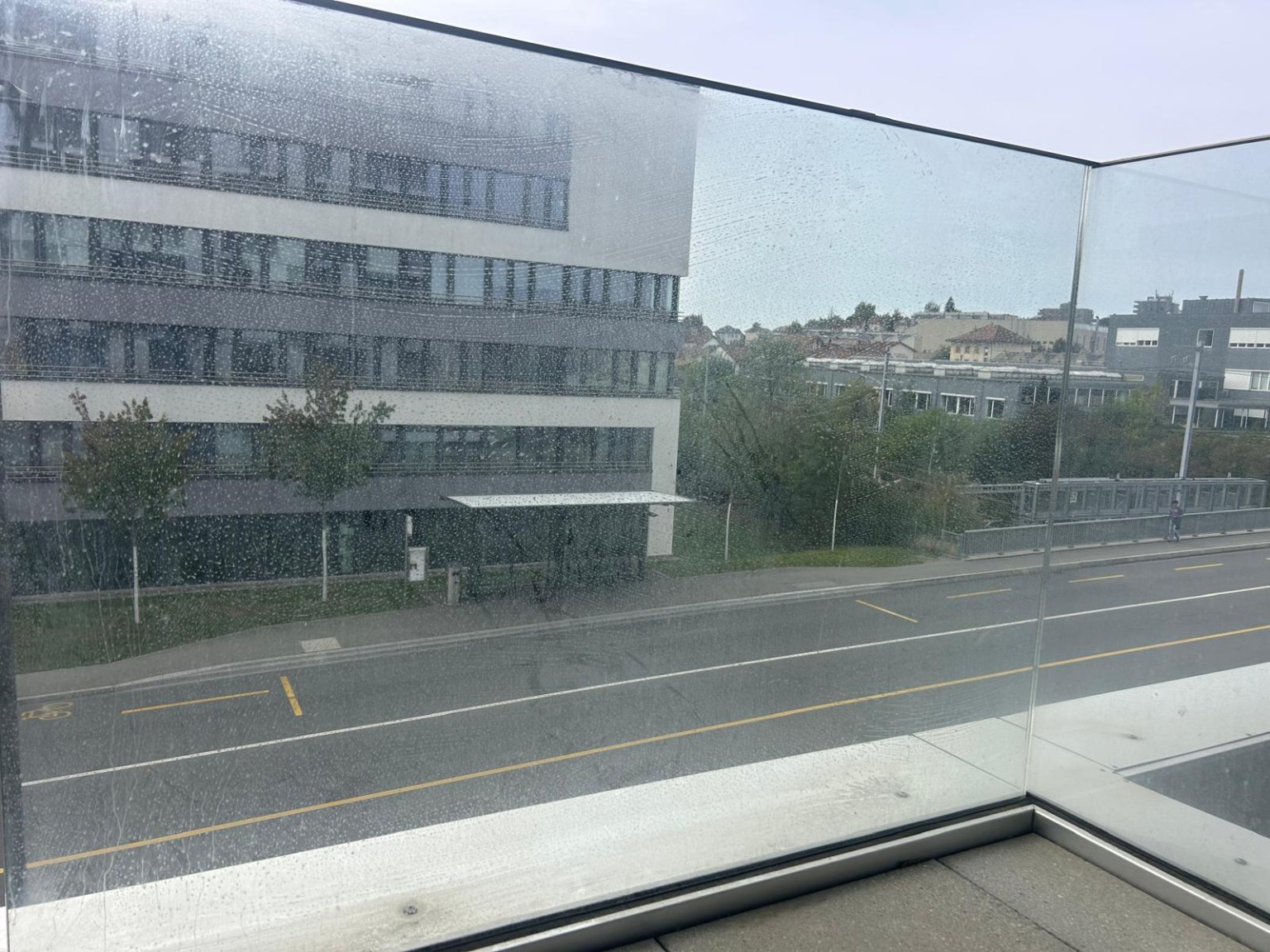 Nettoyage de vitrages de balcon · Avant
