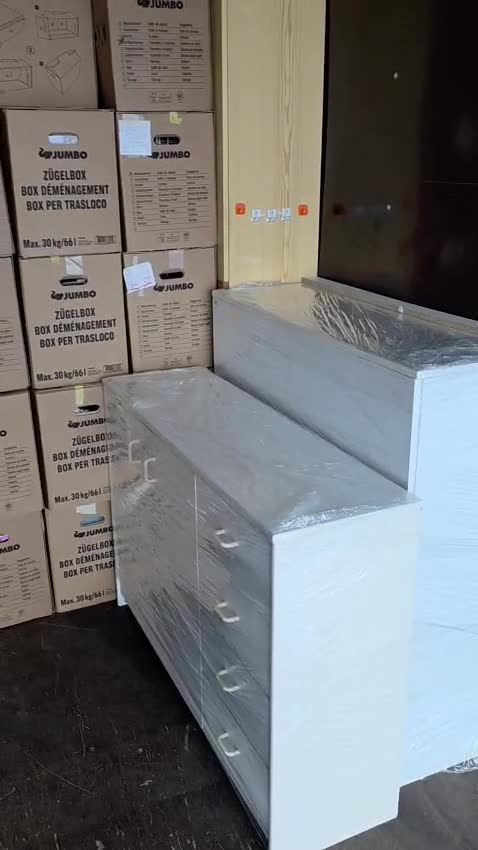 Cartons et mobilier chargés