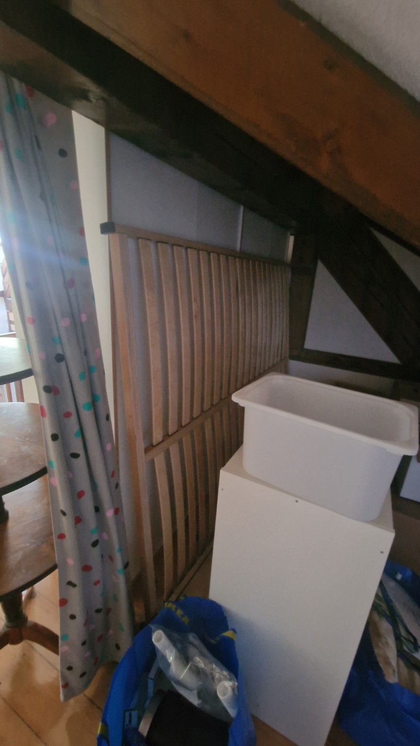 Lit démonté et mobilier regroupé