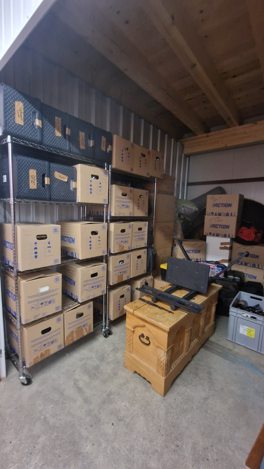 Cartons rangés au stockage